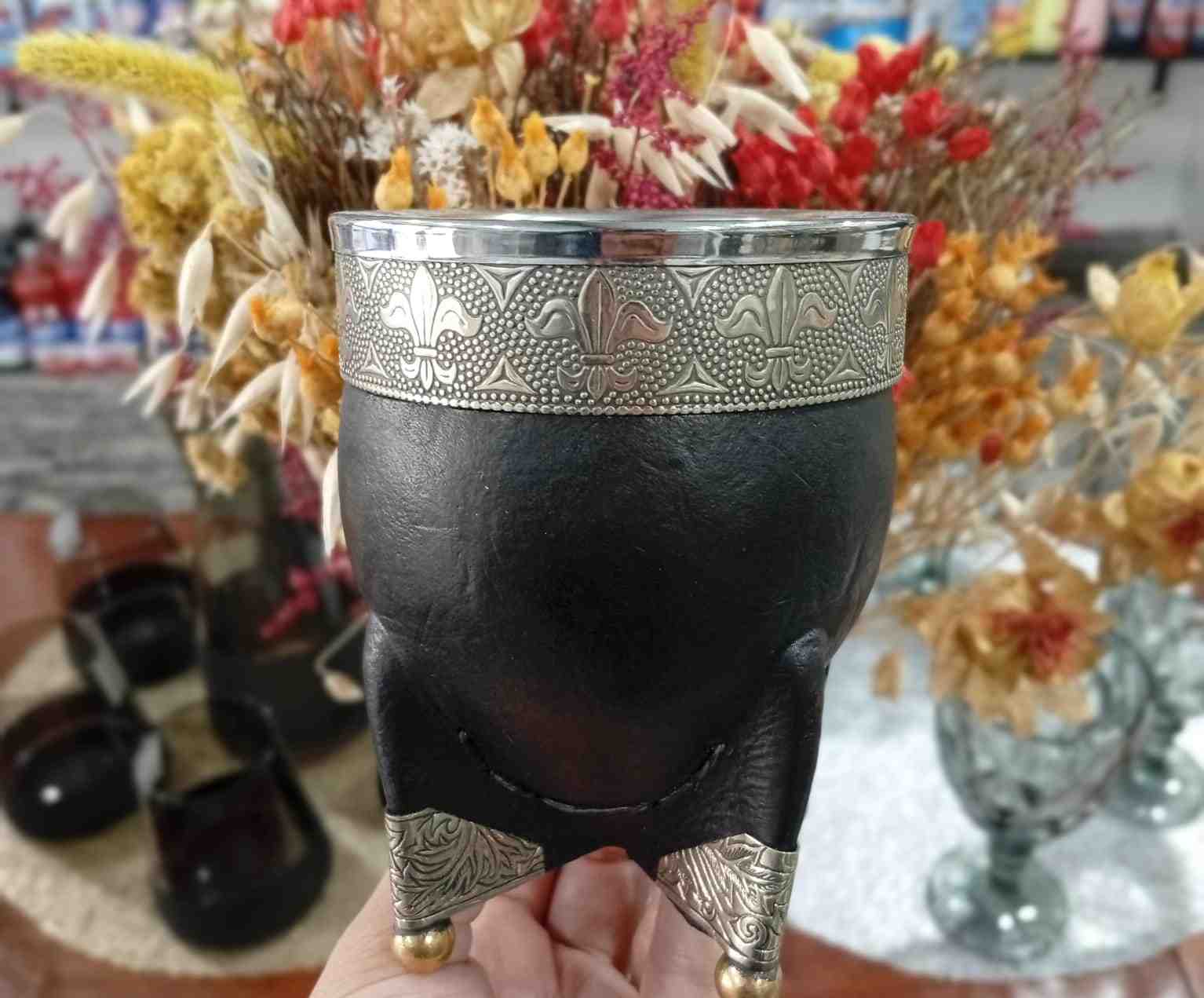MATE BOTITA LISO NEGRO CON GRABADO